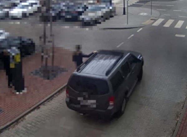 Jeździli tak po parkingu przed sądem. Wszystko się nagrało i kierowca dostał mandat [WIDEO]
