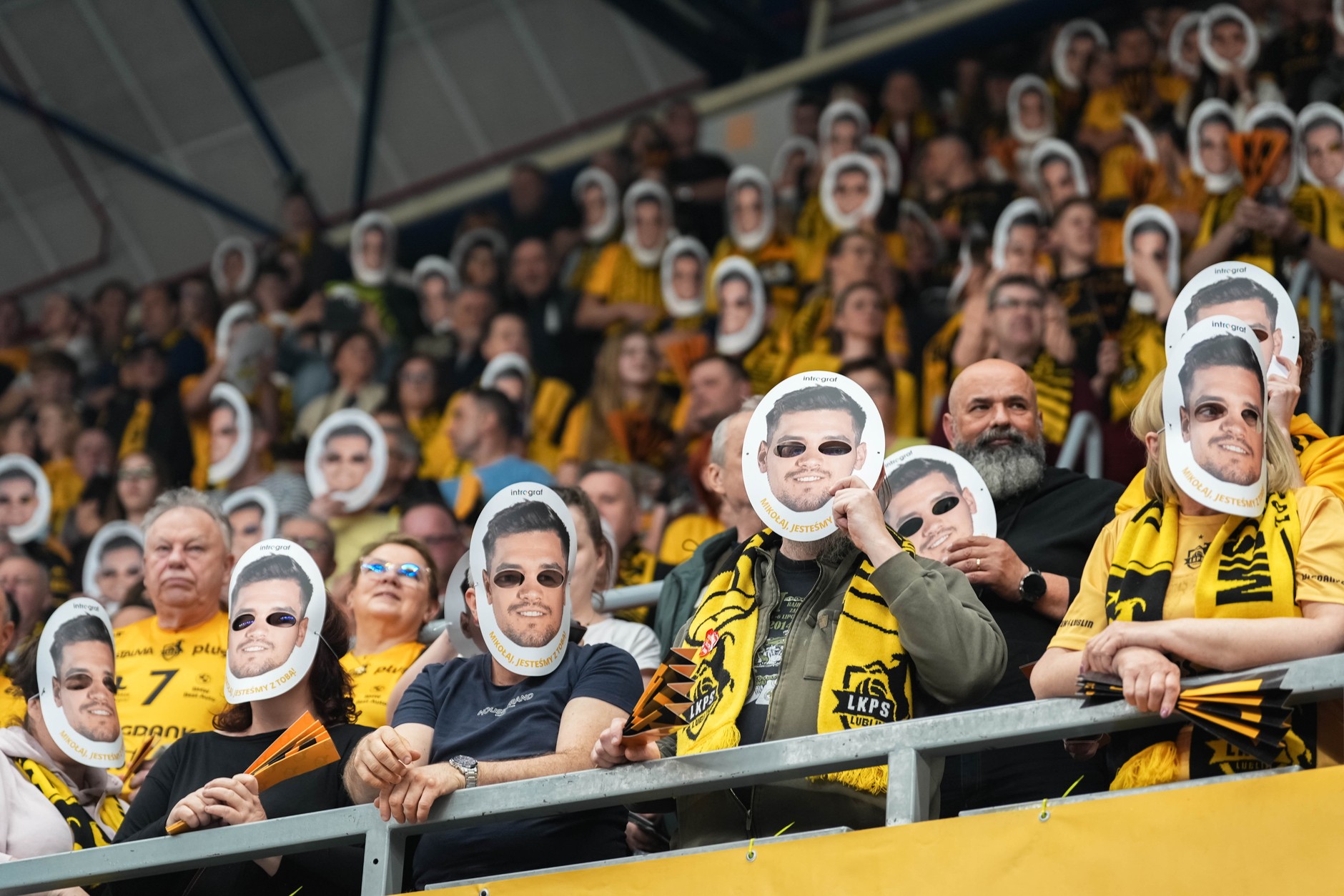 Kibice Bogdanki z podobiznami Sawickiego