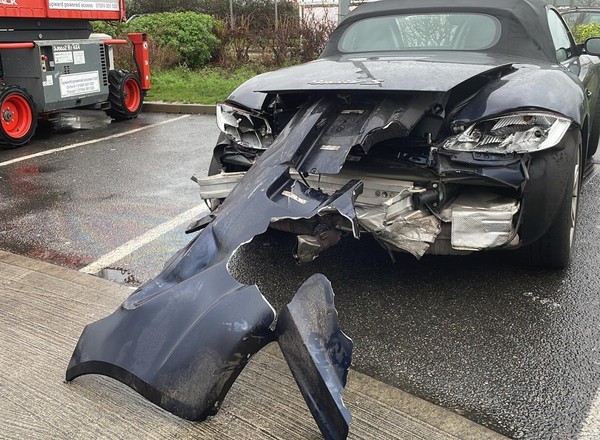 Rozbił Porsche Boxster i uznał, że po wypadku może jechać dalej