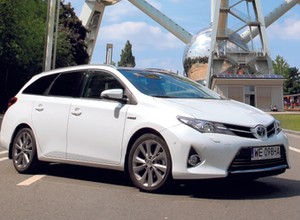 Toyotą Auris Hybrid przez Europę