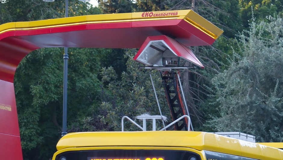 Ładowanie autobusu elektrycznego - zdjęcie ilustracyjne