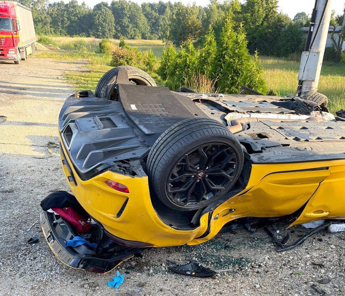 Wrak rozbitego Renault Megane pod Oświęcimiem