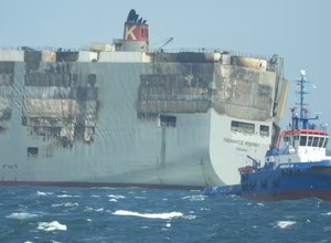 Pożar na statku Fremantle Highway ugaszony, ale czy uda się uratować cenny ładunek?