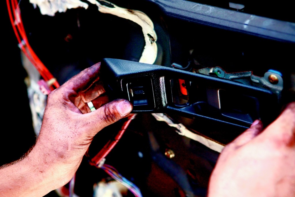 Elektryka szyb, krok po kroku - pokazujemy jak zamontować elektrycznie sterowane szyby