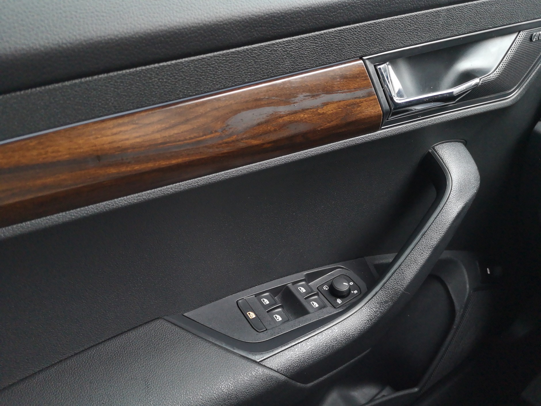 Drewniane akcenty pojawiają się tylko na drzwiach – brakuje podobnego elementu na desce rozdzielczej. Niekonsekwencja