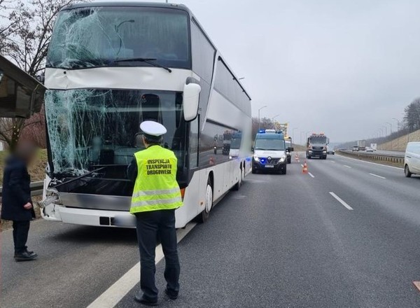 Autokar najechał na naczepę z materiałami wybuchowymi. Było o krok od tragedii