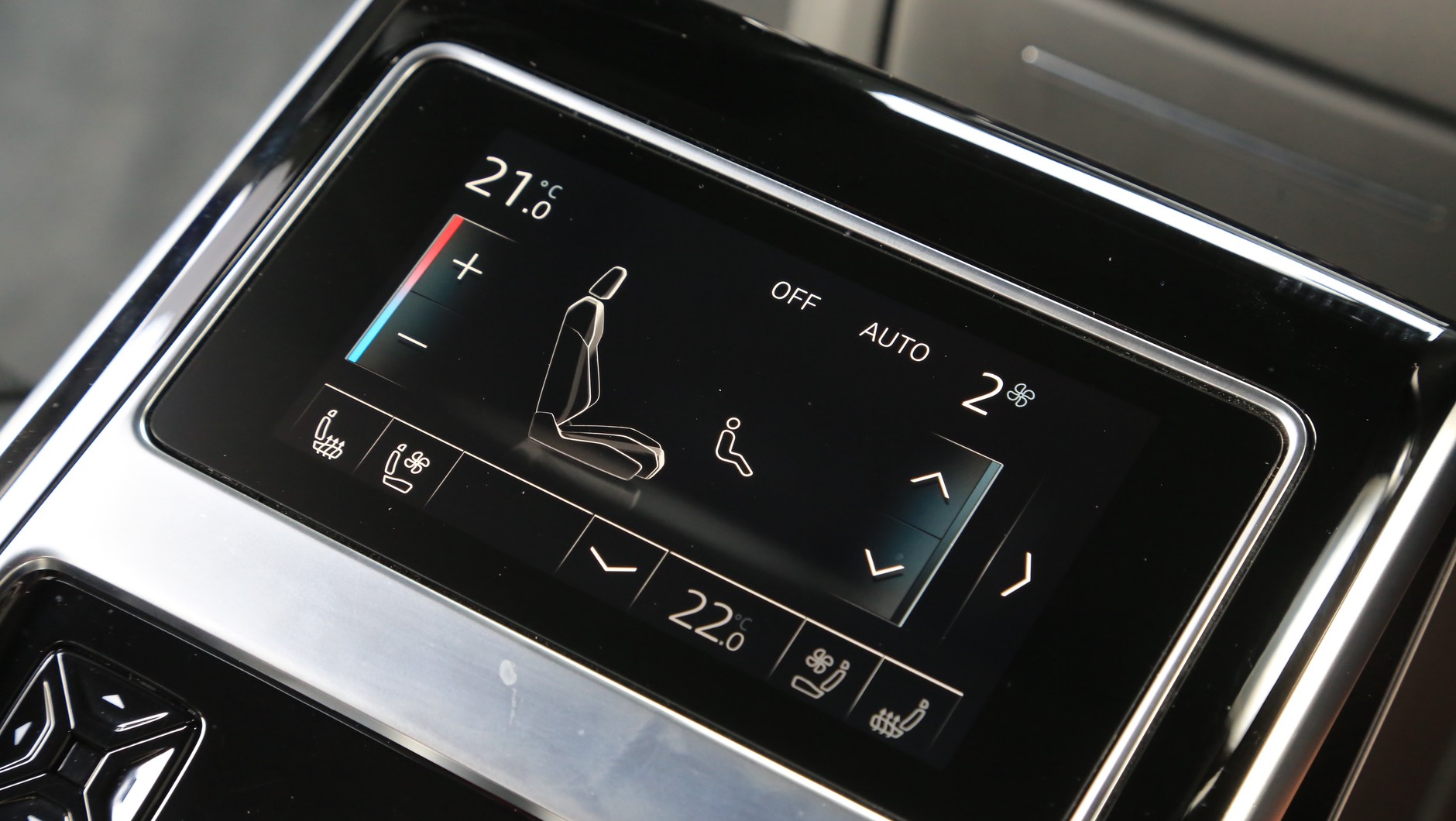 Tylne fotele Audi S8 mają funkcje ogrzewania, wentylacji oraz elektryczną regulację.