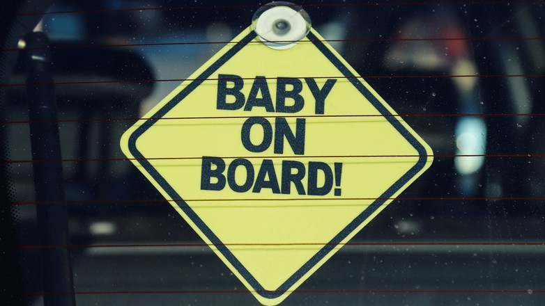 Uwaga na nierozważne naklejki na samochodach