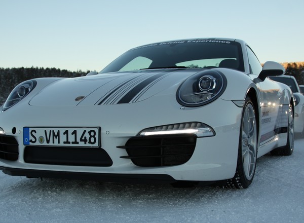 Porsche po zamarzniętym jeziorze