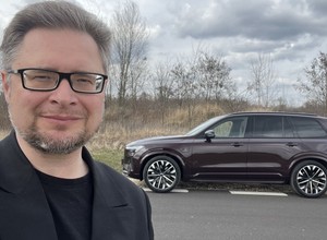 Tydzień z SUV-em Volvo XC90. Urzekł wygodą, wyświetlił wiadomość z przeszłości. No i to zużycie paliwa...