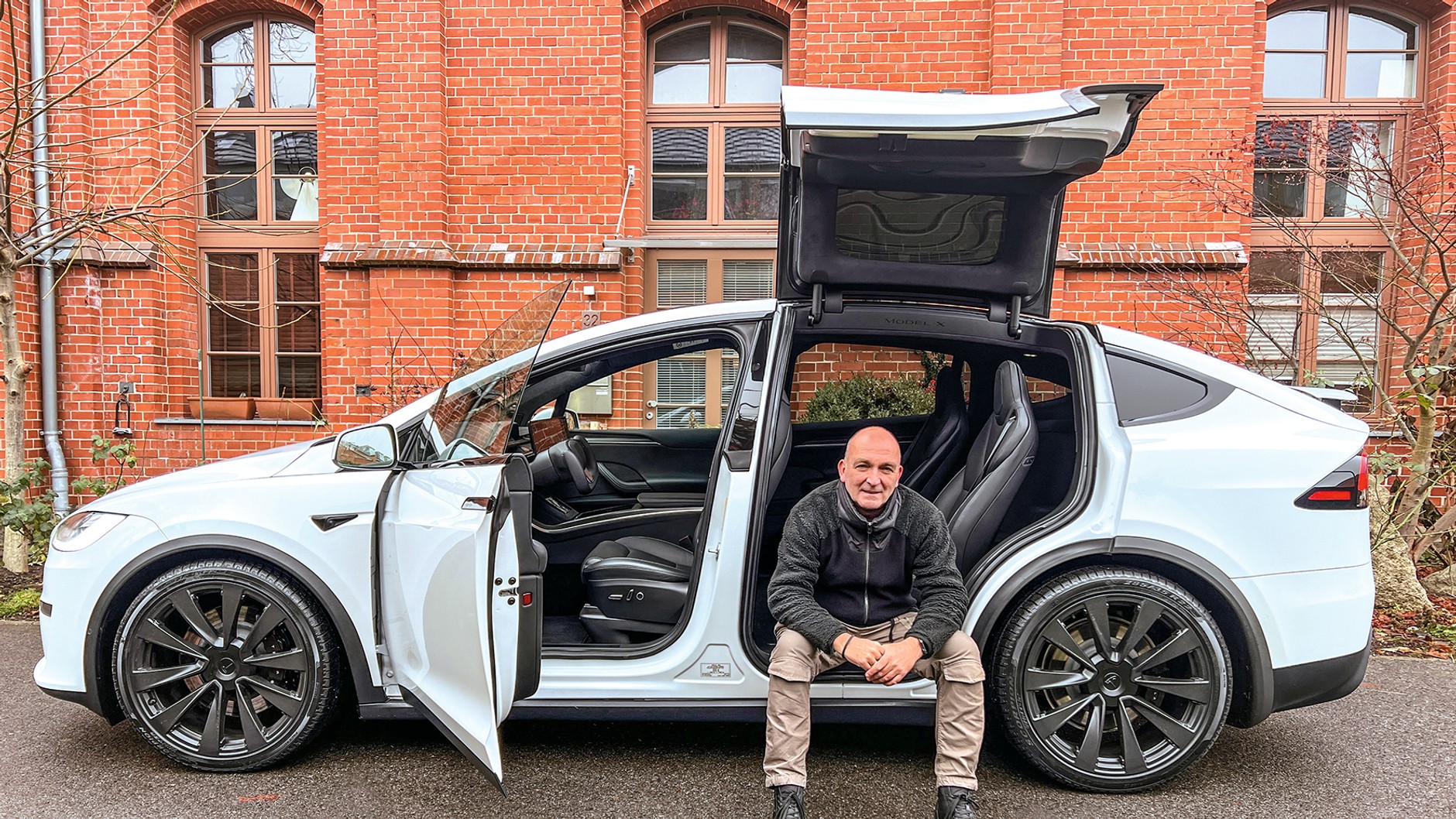 Tylne "skrzydlate" drzwi Tesli Modelu X Plaid ułatwiają dostęp do 3. rzędu siedzeń