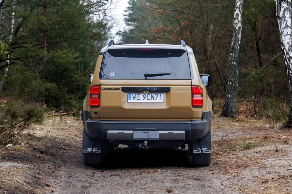 Jeep Wrangler vs Toyota Land Cruiser