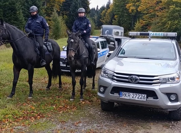 Policjanci zamienili konie mechaniczne na fizyczne. Z troski o przyrodę i turystów