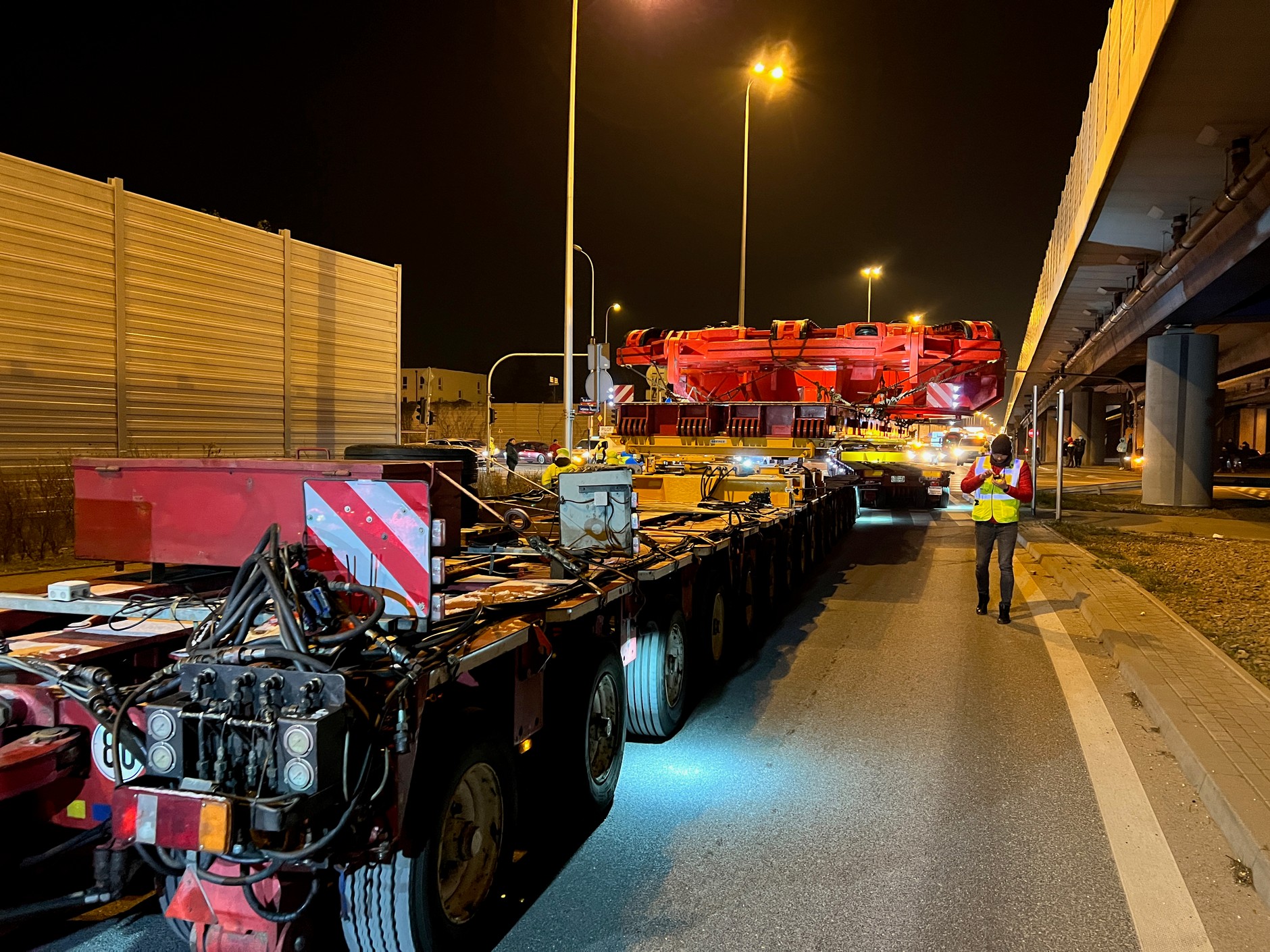 Transport gigantycznej maszyny TBM w Warszawie