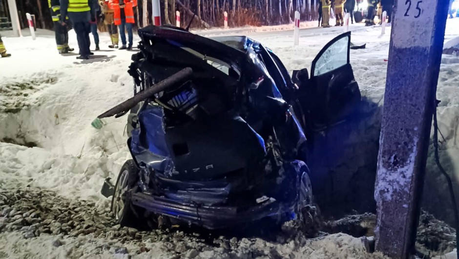 Matka z córką utknęły na przejeździe kolejowym