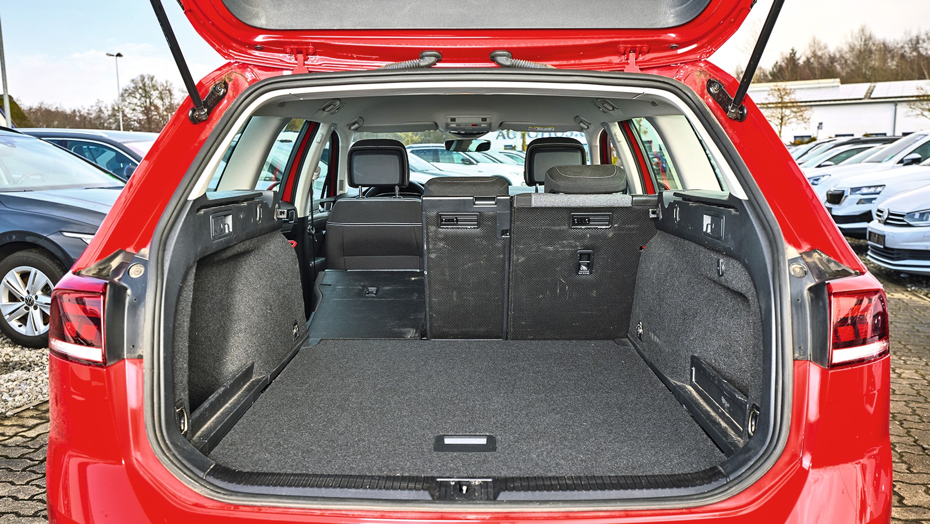 Volkswagen Passat TDI: wersja kombi (Variant) ma gigantyczny bagażnik. Egzemplarze po przedstawicielach handlowych czy technikach mogą  mieć mocno zniszczone wykładziny i plastiki, tak jak auto ze zdjęć. 