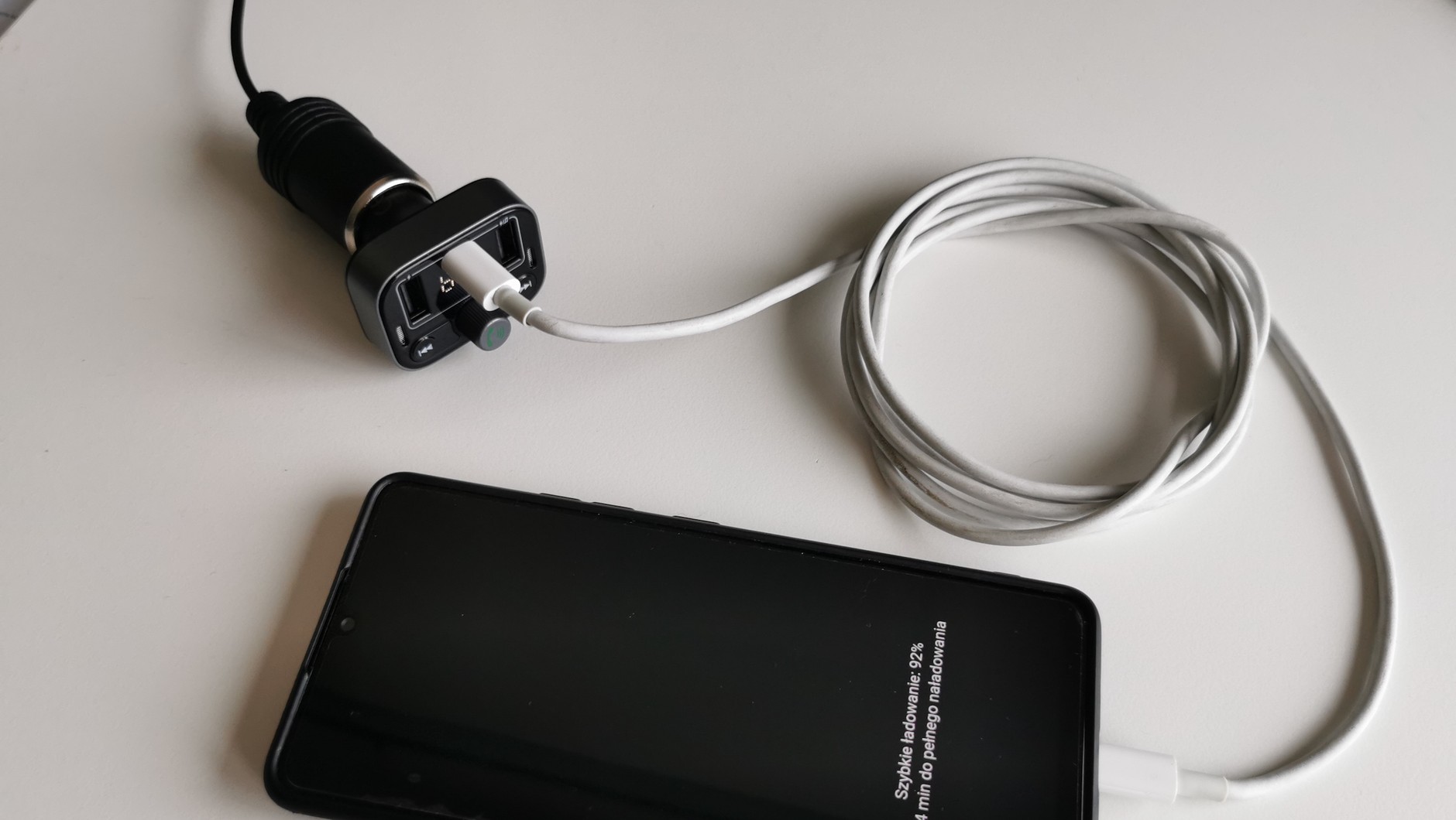 Baseus S-09 ma trzy wyjścia USB, w tym jedno USB-C o mocy 18 W