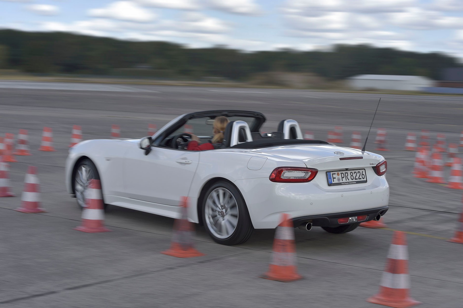 Mazda MX-5 kontra Fiat 124 Spider - takie same, a jednak inne