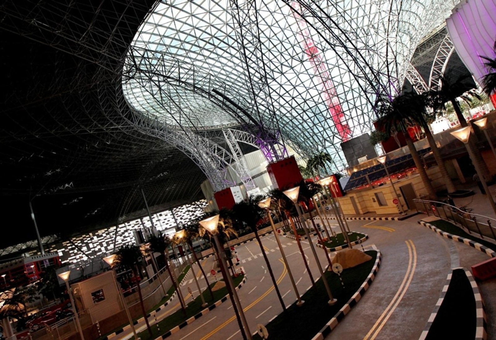 Ferrari World Abu Dhabi zaprasza