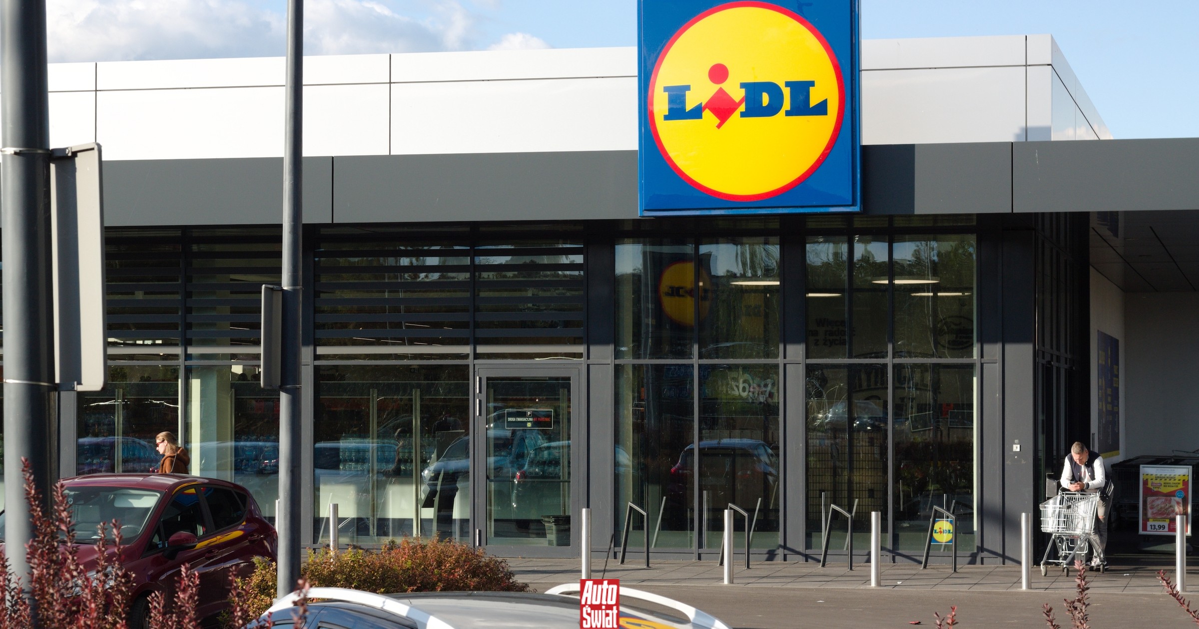 Kary pięć tys. zł za spalinowe auto pod Lidlem i Biedronką. Wyjaśniamy, jaka jest prawda