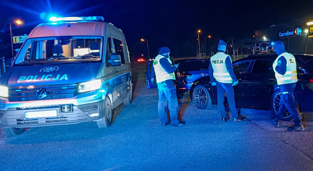 Kontrola policji na parkingu