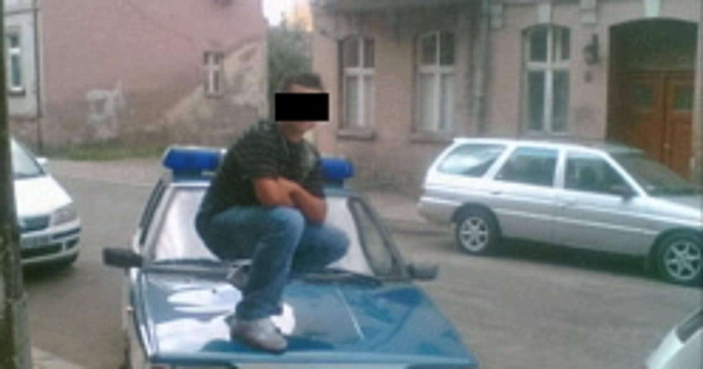 Skakał po radiowozach i zamieścił zdjęcia na portalu