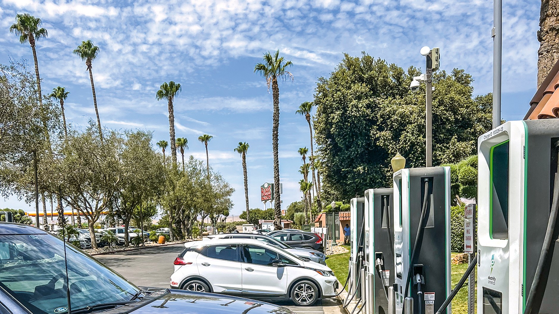 Jazda elektrykiem w USA wymaga prawie tak dokładnego planowania, jak u nas. Szybkie ładowanie prądem stałym możliwe jest w niezbyt gęstej sieci stacji Electrify America. Cena: 0,43 dolara za kWh, ale oferowane są też abonamenty. Płaci się łatwo kartą kredytową, Apple Pay lub Google Pay