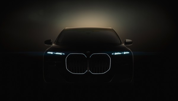 Jak BMW zapowiada nową serię 7? Pokazuje ogromny przedni grill