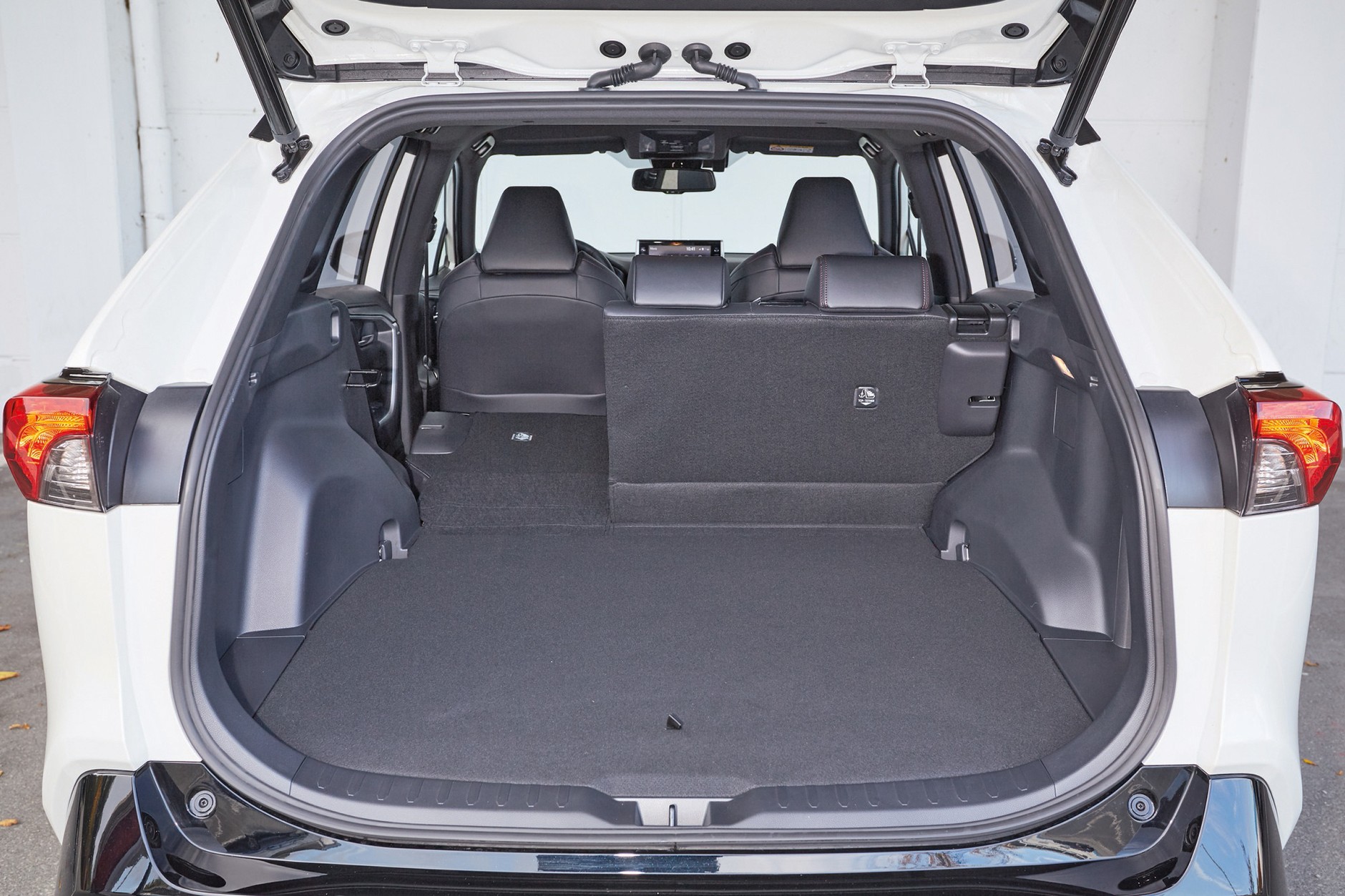 Suzuki Across 2.5 Plug-In Hybrid - bagażnik