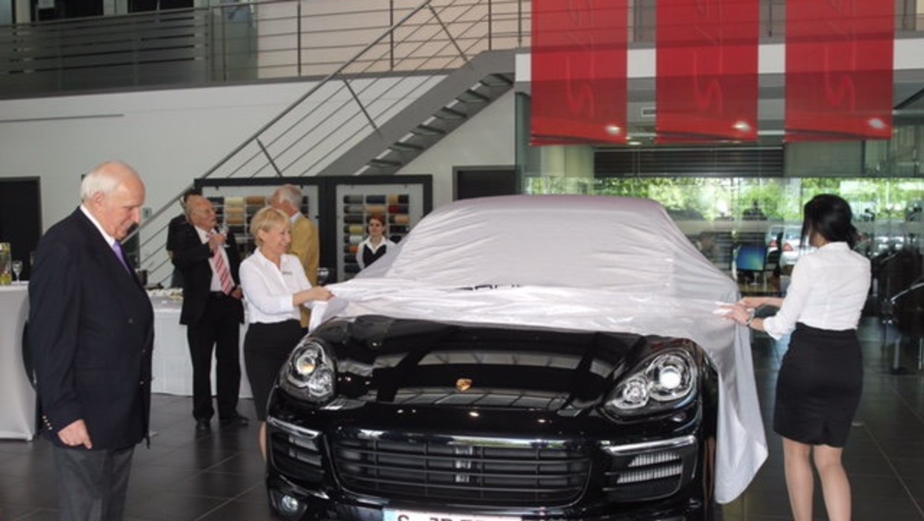 Dr Röcker odbiera nowego Cayenne'a – swoje 70. Porsche w życiu