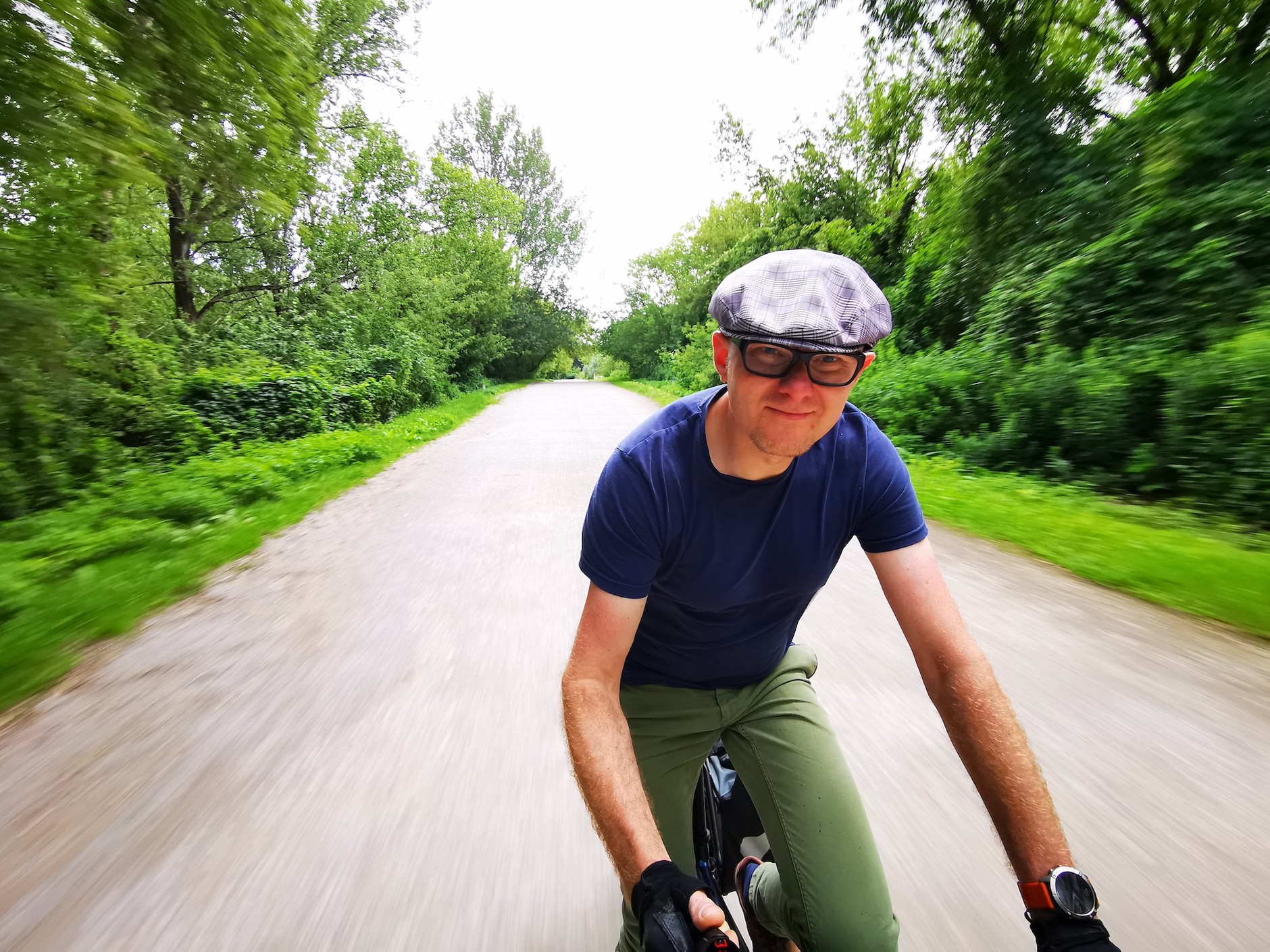 Jadąc do pracy na rowerze, w wielu wypadkach da się wybierać boczne, niekoniecznie utwardzone drogi