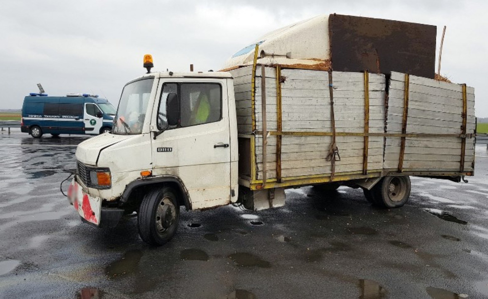 Mercedes T2 złapany przez ITD, czyli drogowy wrak przeładowany o 5 ton