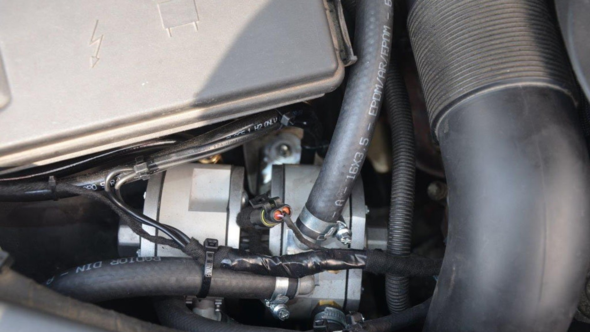 Pod maskę Mercedesa GL 450 trafił komputer Zenit Pro OBD sterujący pracą instalacji LPG, dwa reduktory Silver, oraz wtryskiwacze Hana.