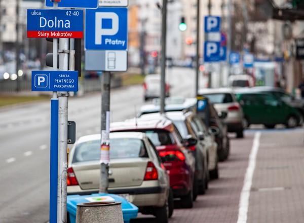 Ile Warszawa zarabia na strefie płatnego parkowania?