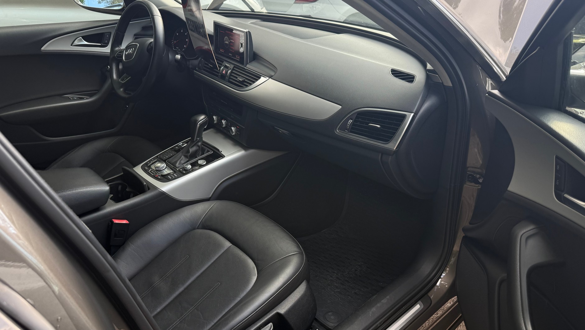Audi A6 z ogłoszenia: wnętrze bez zarzutu