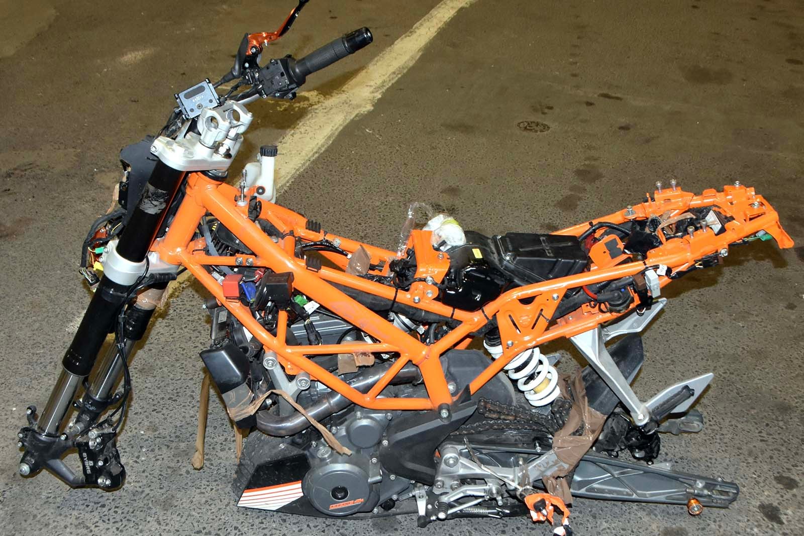 Rama motocykla KTM skradzionego w Czechach i odkrytego na granicy z Ukrainą