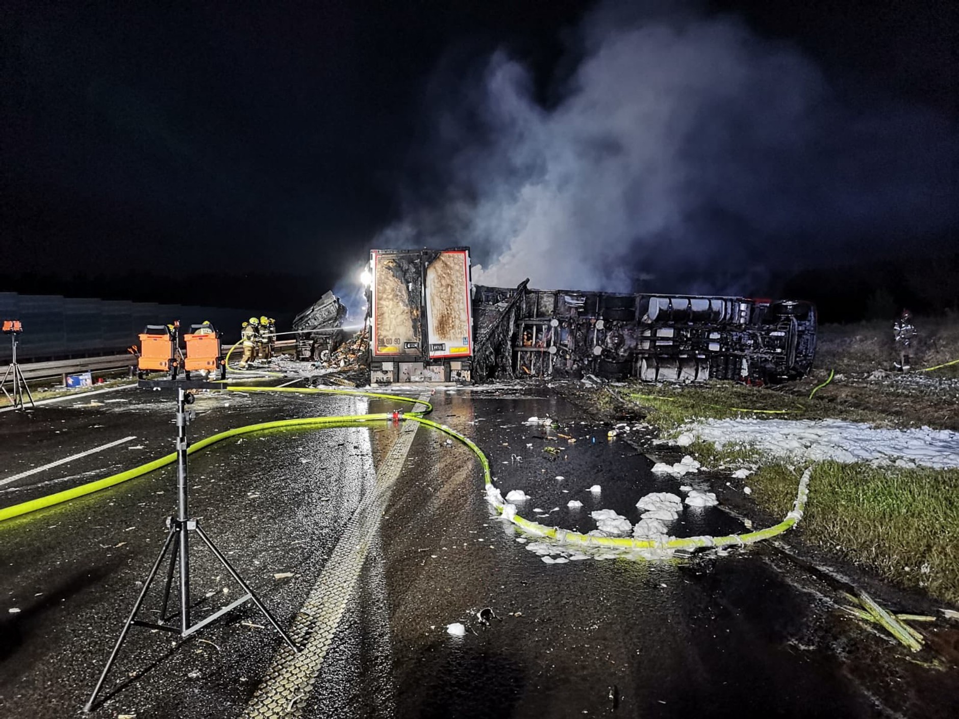Na autostradzie A1 spłonęły dwie ciężarówki. Trzy osoby zostały ranne