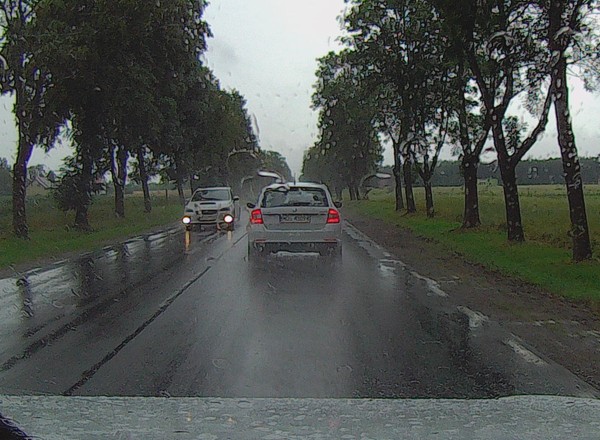 Jak używać świateł do jazdy dziennej, a kiedy włączyć światła mijania?