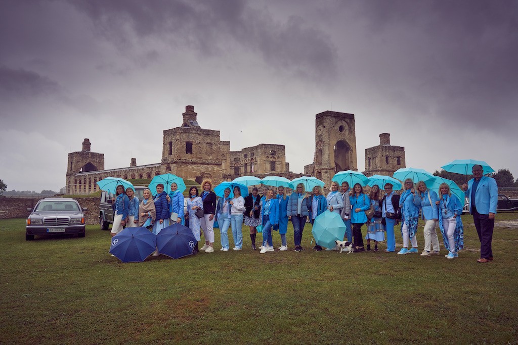 Rajd pań She's Mercedes 2024. Przed Zamkiem Krzyżtopór