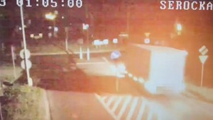 Policjanci udostępnili nagranie. Kierowca ciężarówki nie hamował przed rondem