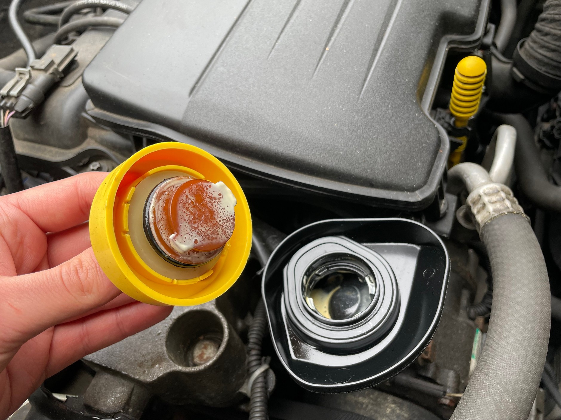 "Majonez" pod korkiem wlewu oleju