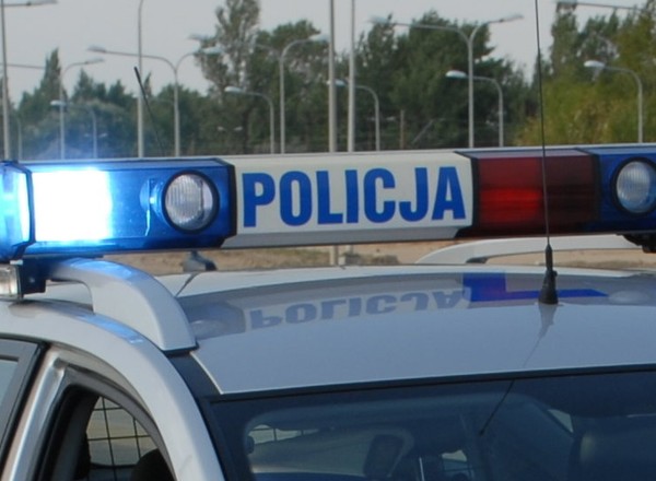 Rażące wykroczenia drogowe policjantów na nagraniach innych kierowców dają fatalny przykład!