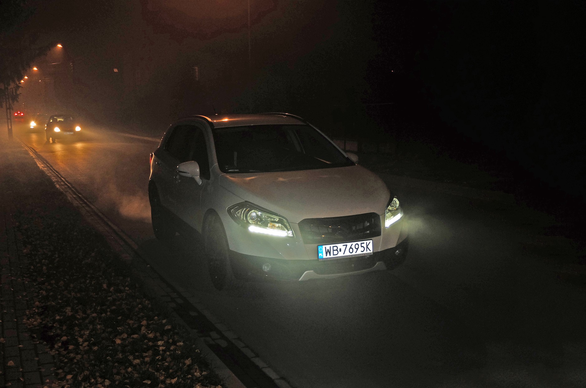 Światła do jazdy dziennej po zmroku? To wykroczenie, a w dodatku proszenie się o kolizję