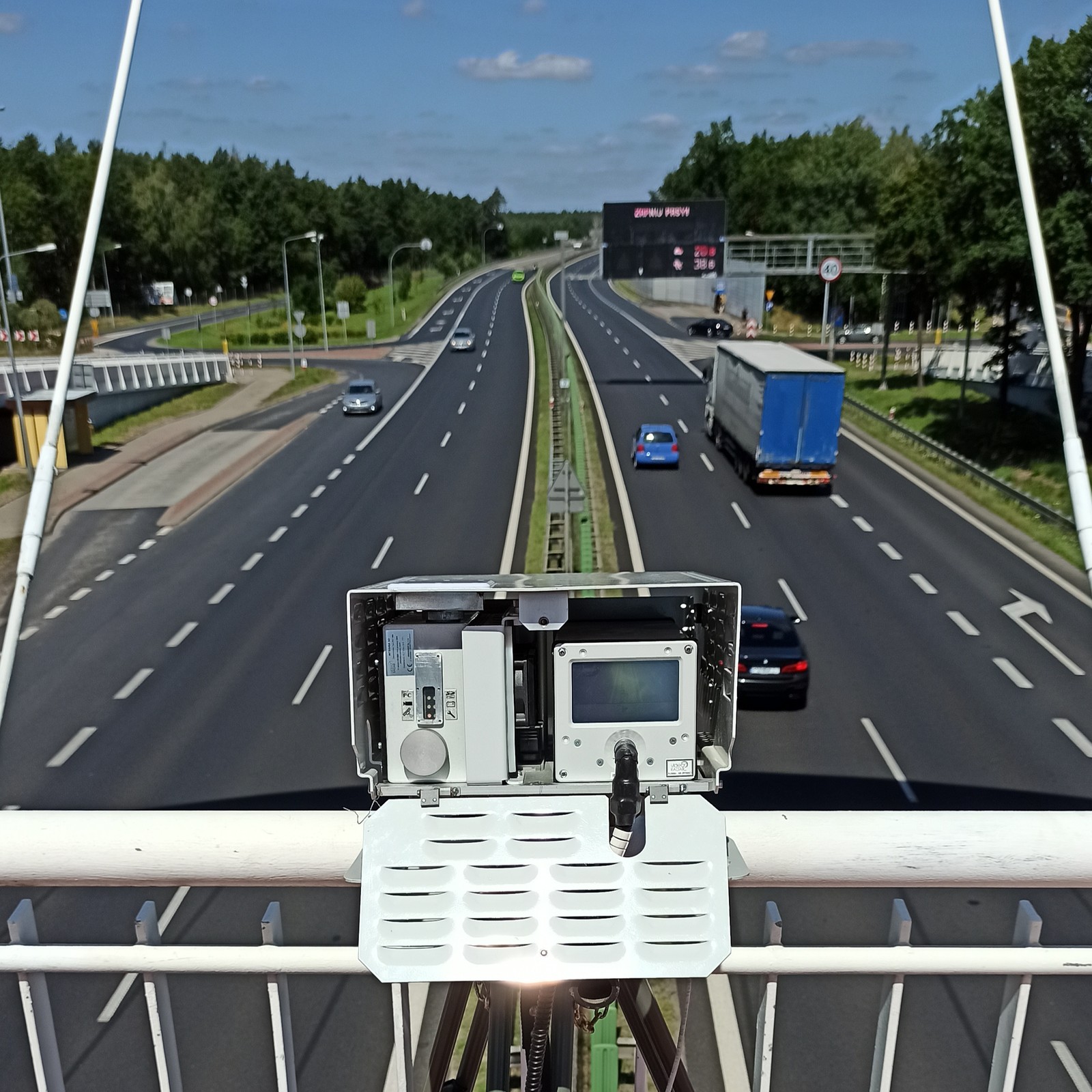 Integra 3D+ mierzy prędkość, odstępy między autami i przekraczanie ciągłej linii... na raz