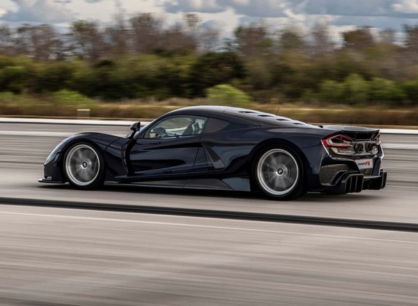 Hennessey Venom F5 rozpędził się do 271,6 mph. Czy uda się osiągnąć założone 300 mph?