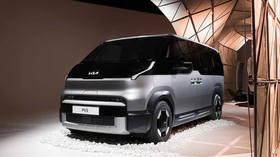 Futurystyczna Kia PV5 w produkcyjnej wersji