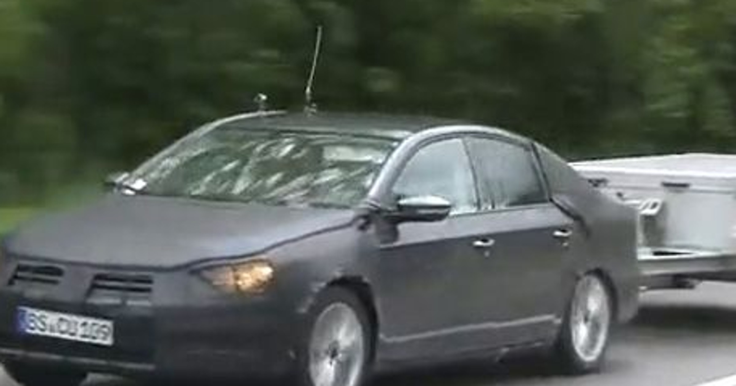 Zdjęcia szpiegowskie: nowy Volkswagen Passat podczas górskich testów (wideo)