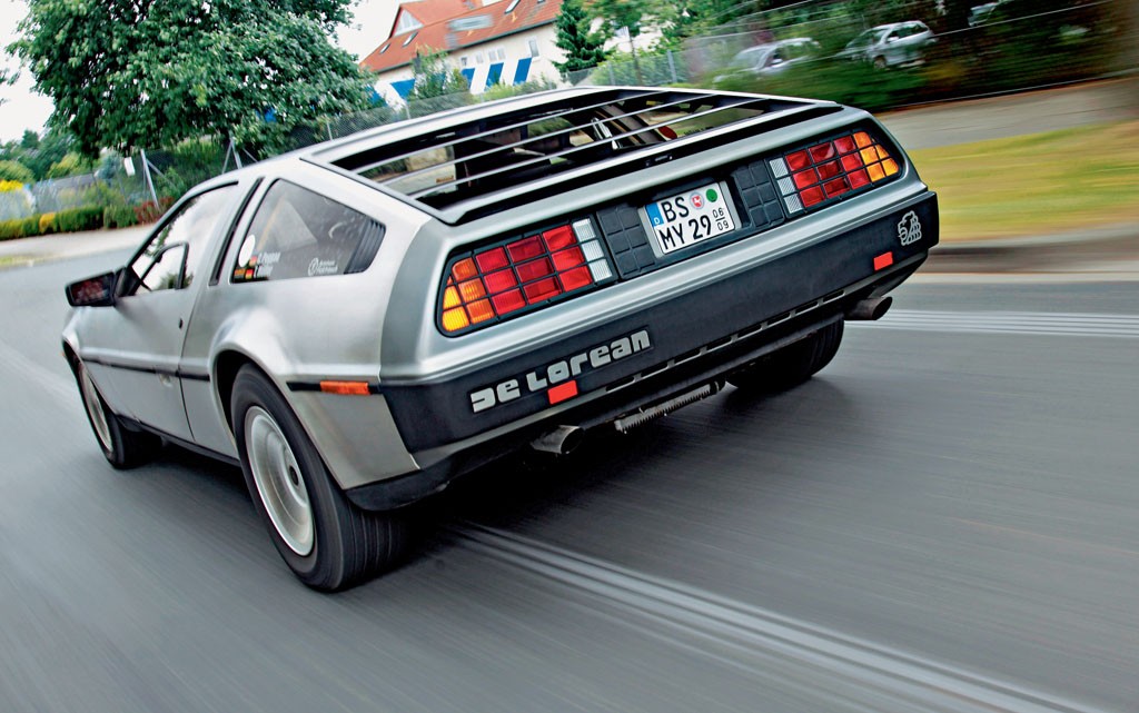 Żaluzje na tylnej szybie nie poprawiają i tak fatalnej widoczności do tyłu, ale za to wyglądają bojowo. W latach 80. projektowano takie akcesoria tuningowe! Zakratkowane tylne światła też doskonale pasują do ówczesnej motoryzacyjnej mody