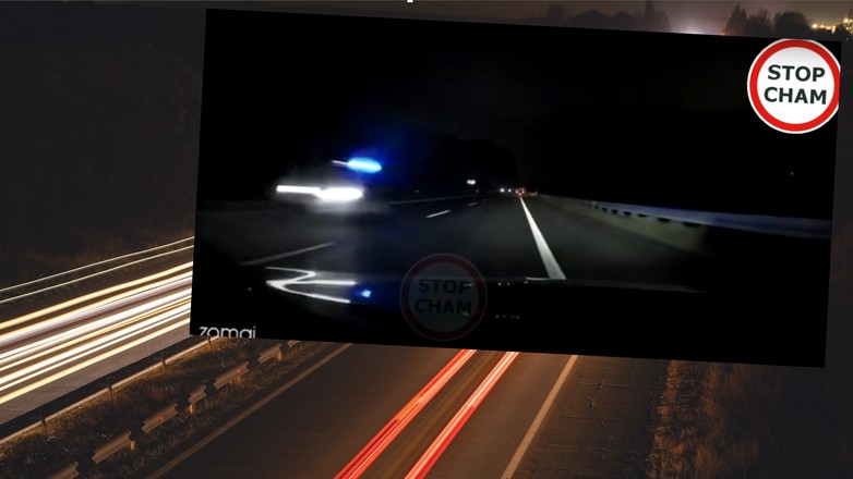 Kadr z filmu nagranego kamerką z auta jadącego po A2. Z przeciwka najpierw nadjechało pod prąd BMW, a następnie radiowóz policyjny