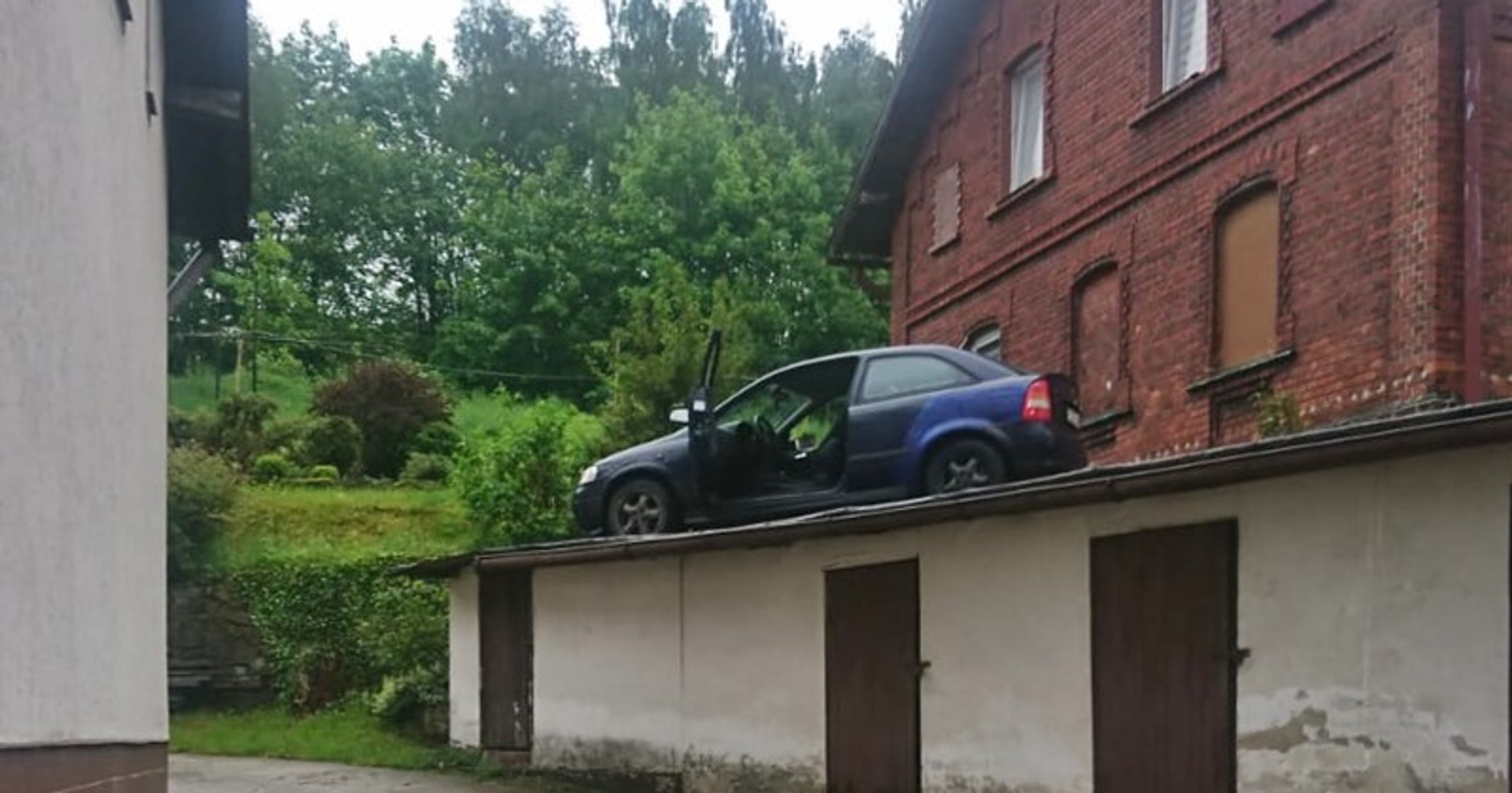 Policyjny pościg zakończył się na dachu